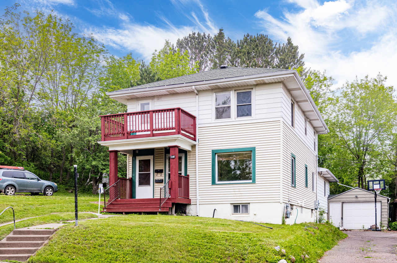 1120-22 N 11th Ave E