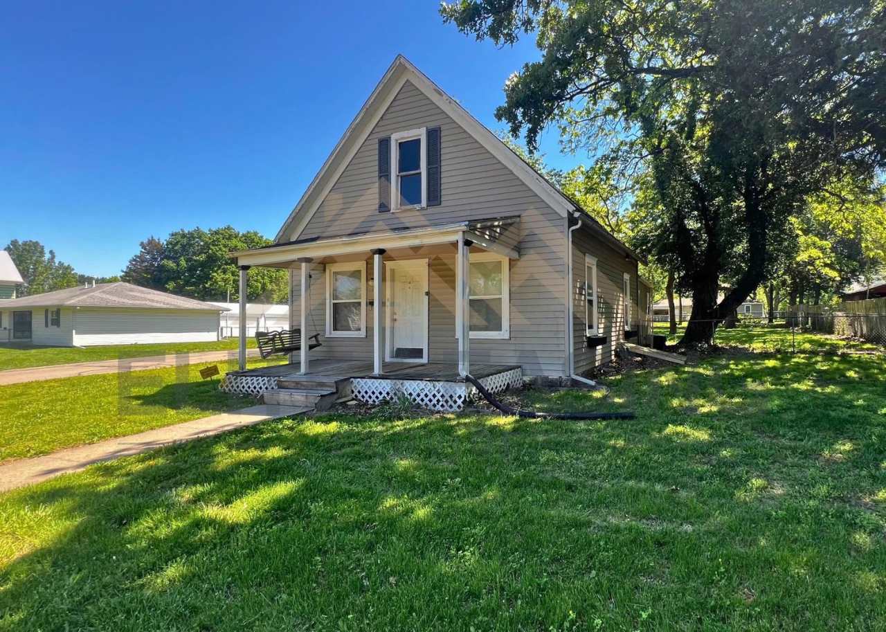 2800 SE Michigan Ave – Cozy 2 Bedroom Home on a Corner Lot!