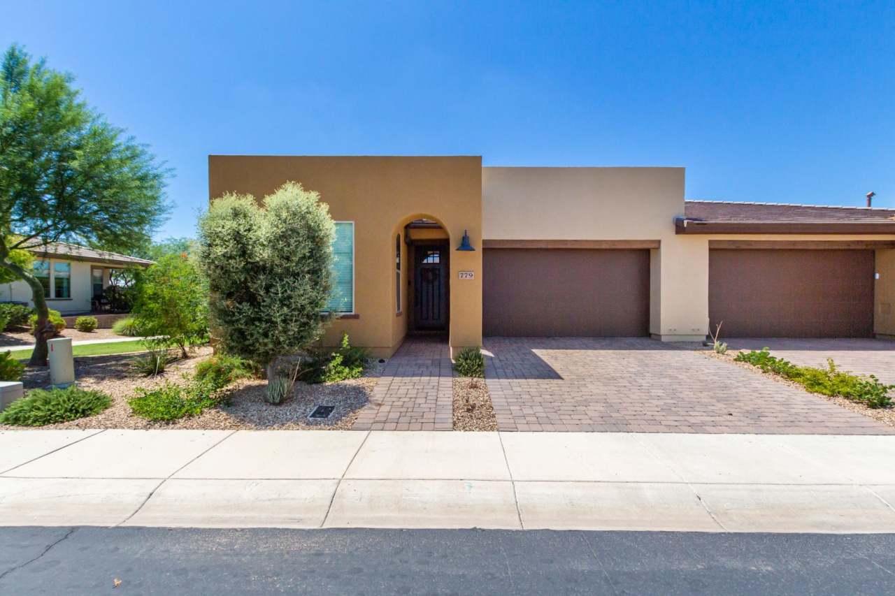 Gorgeous 2 bedroom / 2 bath townhome located in the golf resort community of Encanterra.