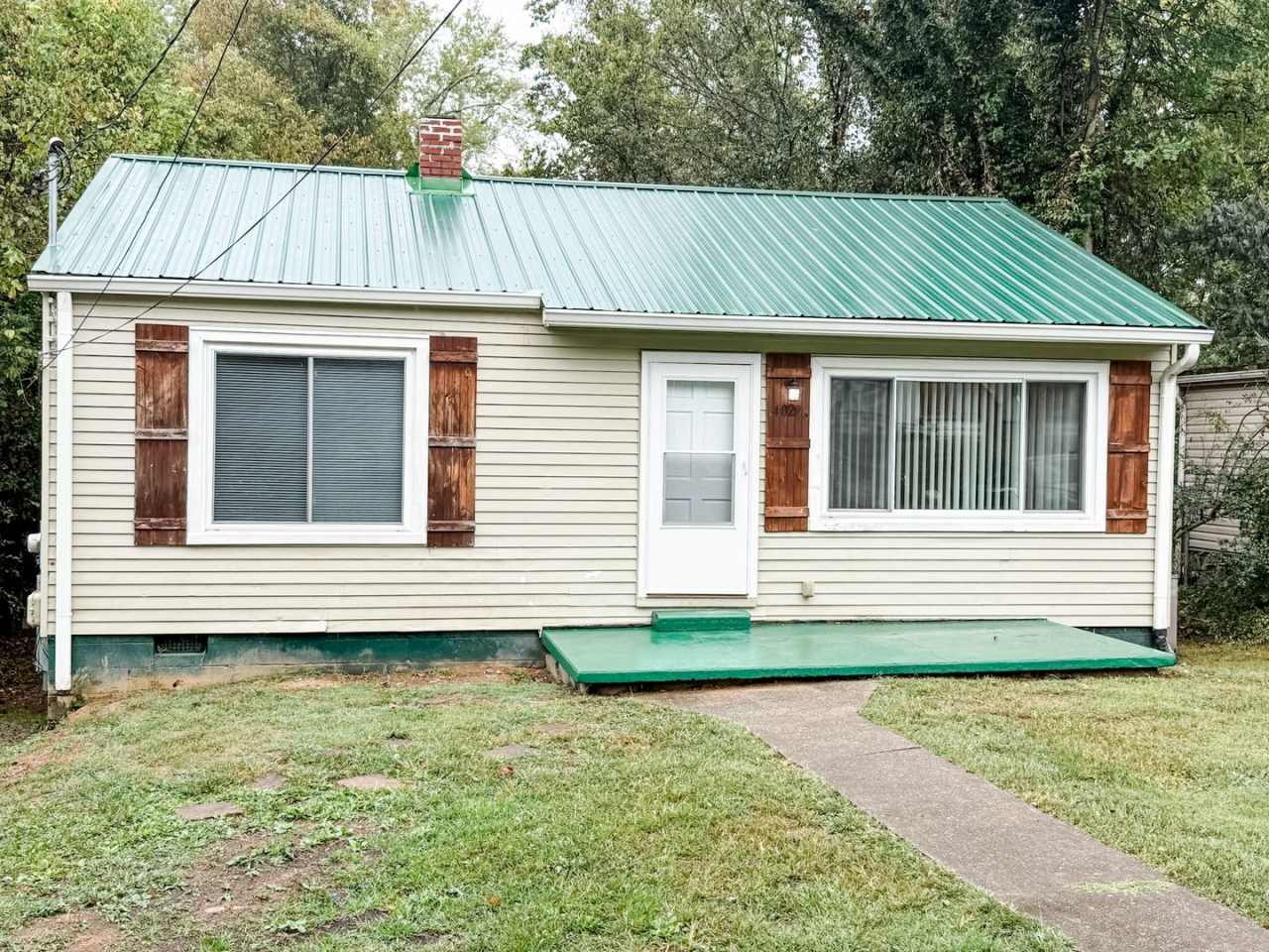 HALF OFF 2ND MONTH RENT IF MOVE IN END OF DECEMBER! Charming 2 bedroom, 1 bathroom home located in the heart of East Knoxville