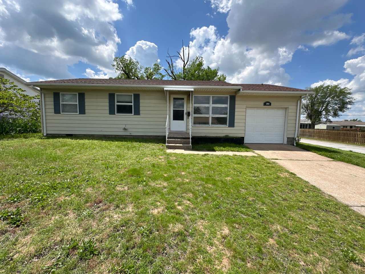 GREAT LOCATION! 3 BEDROOM 1 BATH IN S JOPLIN-$1150 RENT-$1150 DEPOSIT