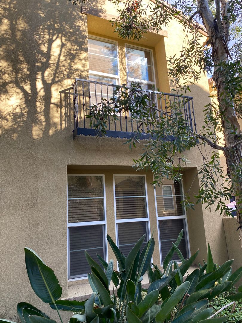 3 bedroom/Patio 2 story, attached garage Great Access to the I215.