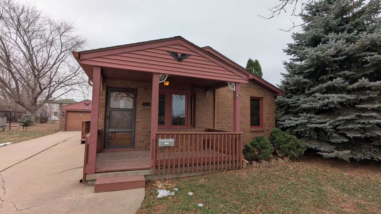 Well maintained 50s home with gorgeous kitchen