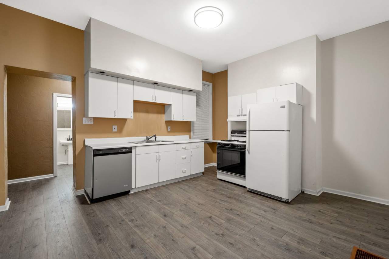 MOVE IN SPECIAL! $800 OFF 1ST MONTH'S RENT NOW THRU 11/15! Stunning 3 bedroom home in South Side available October 1st!