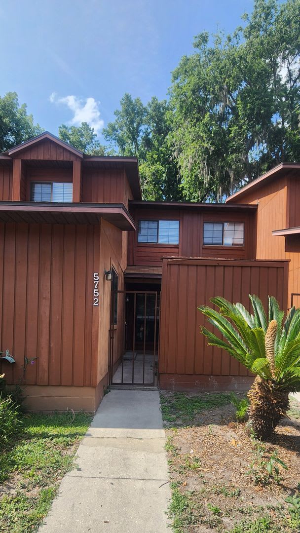 { ROCKWOOD VILLAS } 2/2 Town House Close to UF