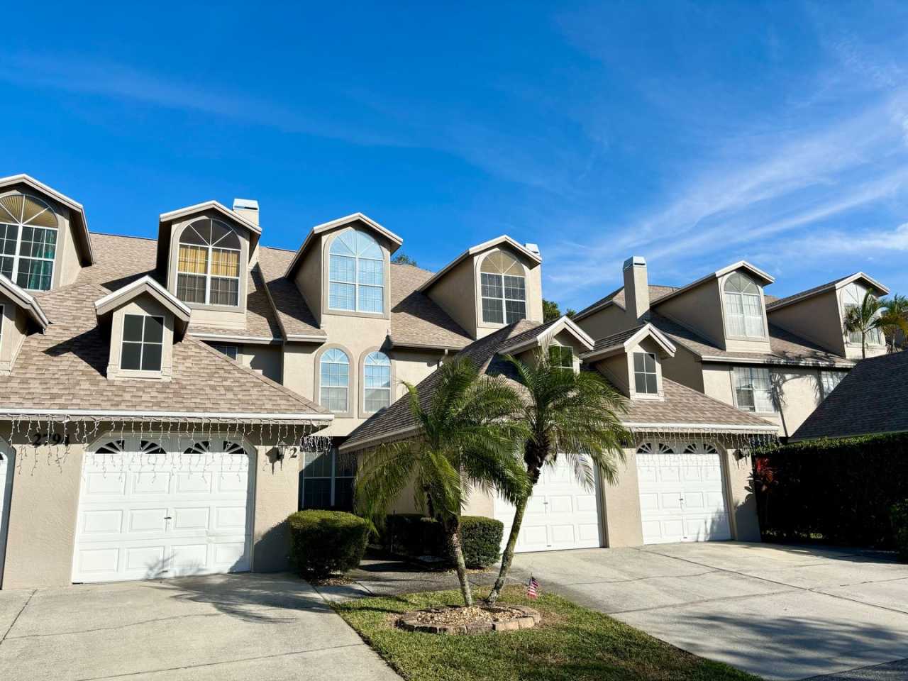 3-Story, 4BD/2.5BA Townhome in the Heart of Clearwater/Countryside!