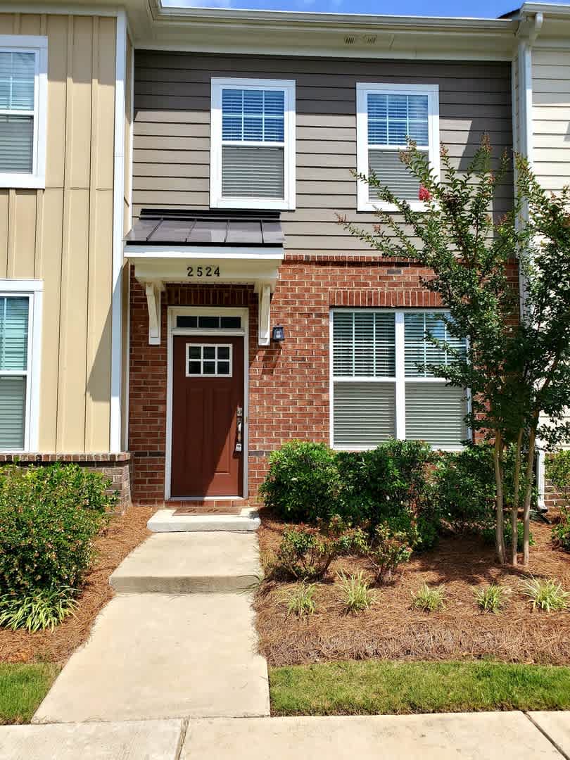Beautiful townhouse close to uptown