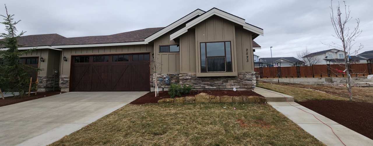 2523 E Hidden Crk St