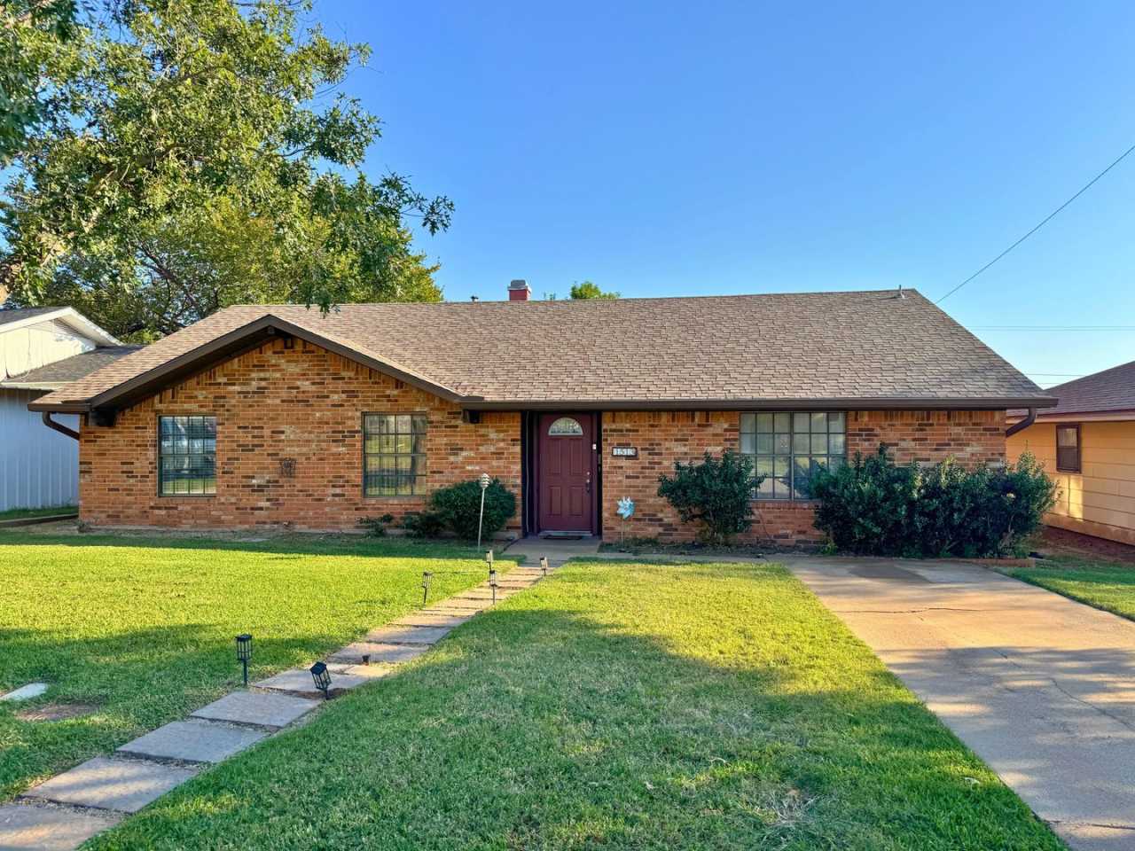 Charming 3 Bed 2 Bath 2 Living Area in Hursh Park