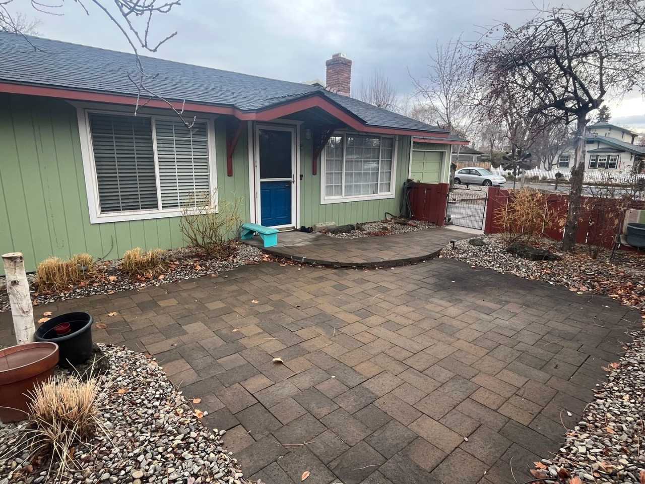 Single Level Home Close to Downtown Redmond - Yard Care Included