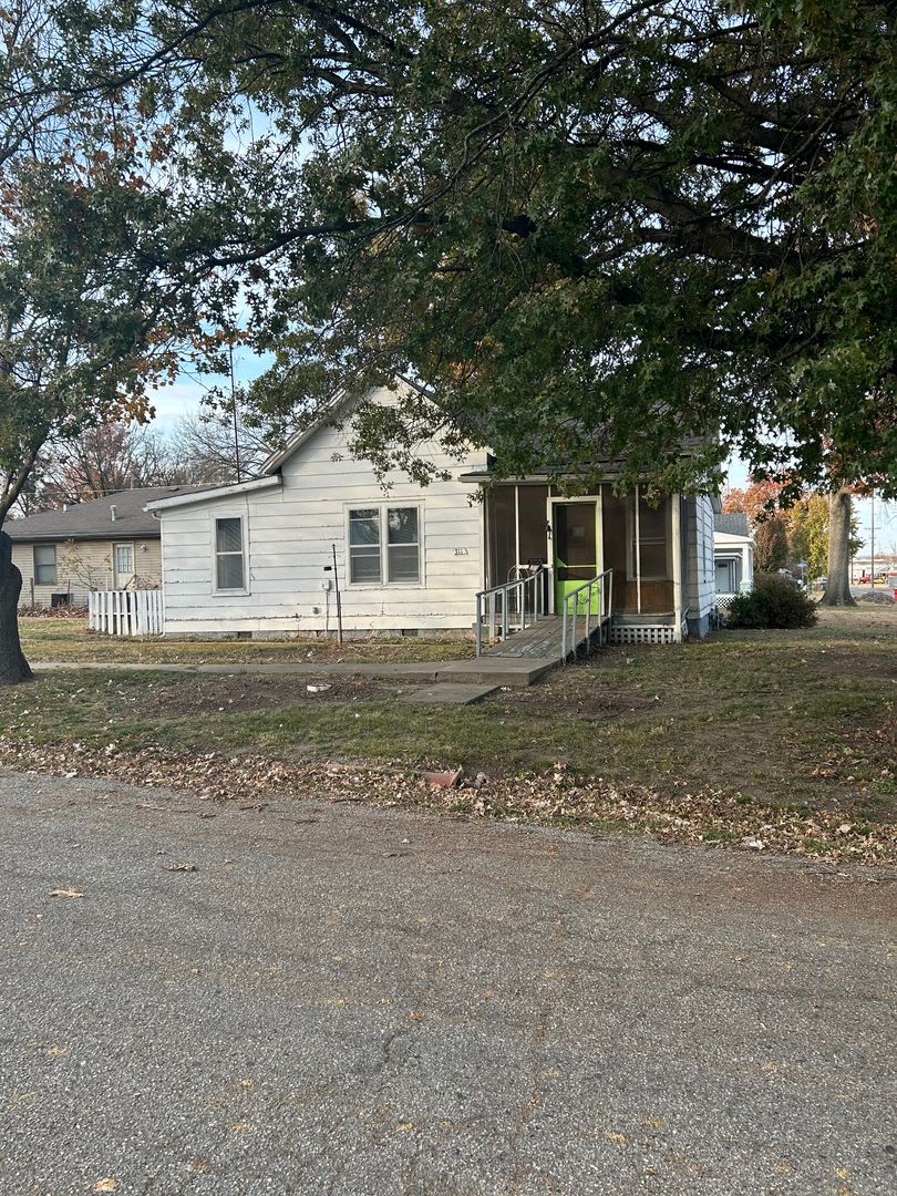 Very Nice 3BR/1BA Single Family Home on Corner Lot!