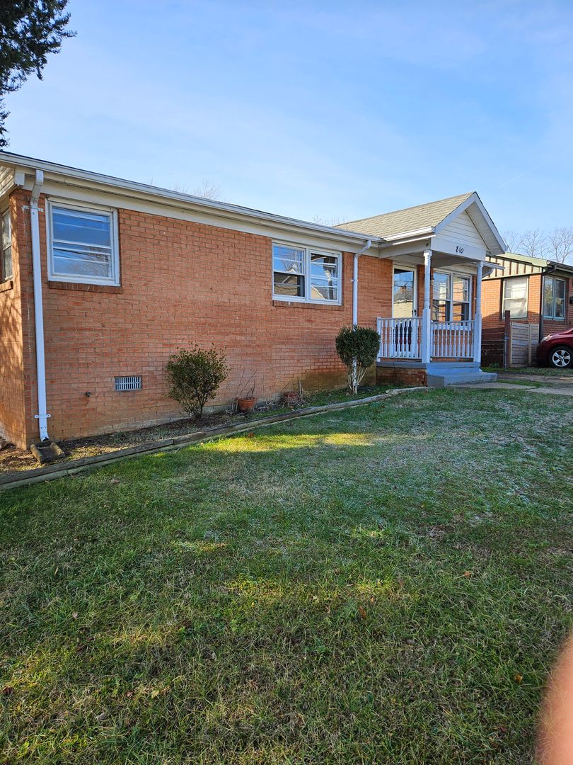 3 BR Belmont Home with Fenced in Yard!