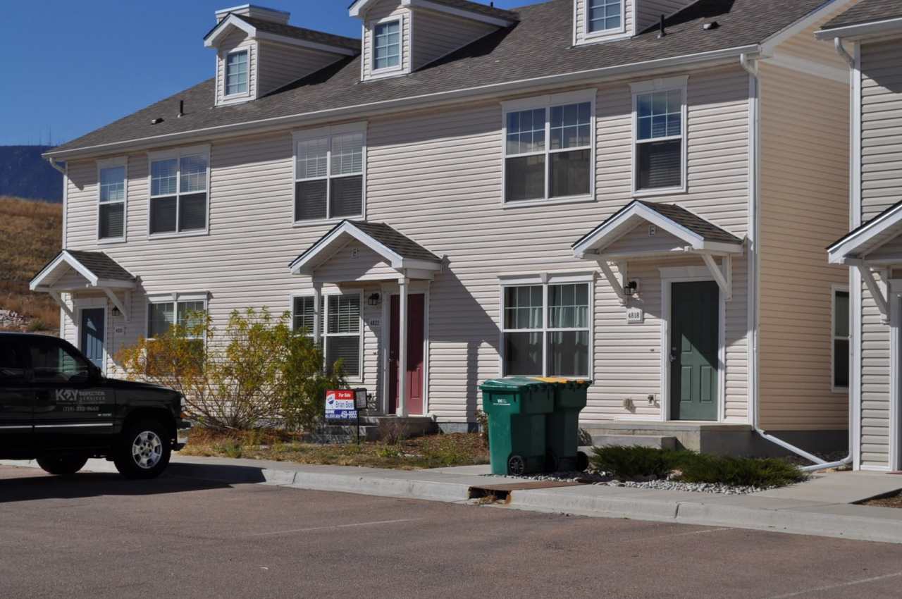 Great looking 2 bed 1.5 bath townhouse near I-25, S Academy, and Fort Carson