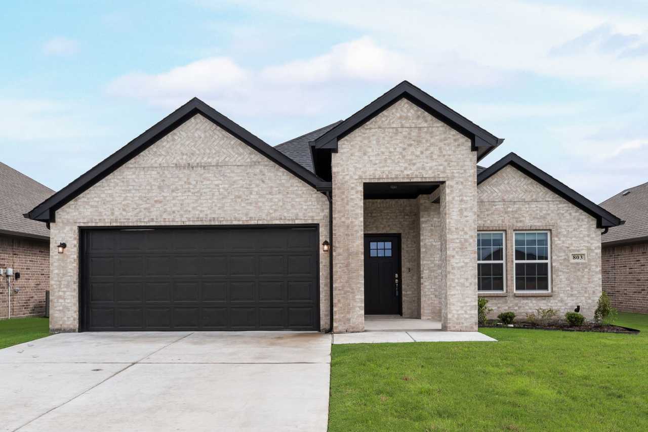 Contemporary Comfort Awaits in Greenville, TX