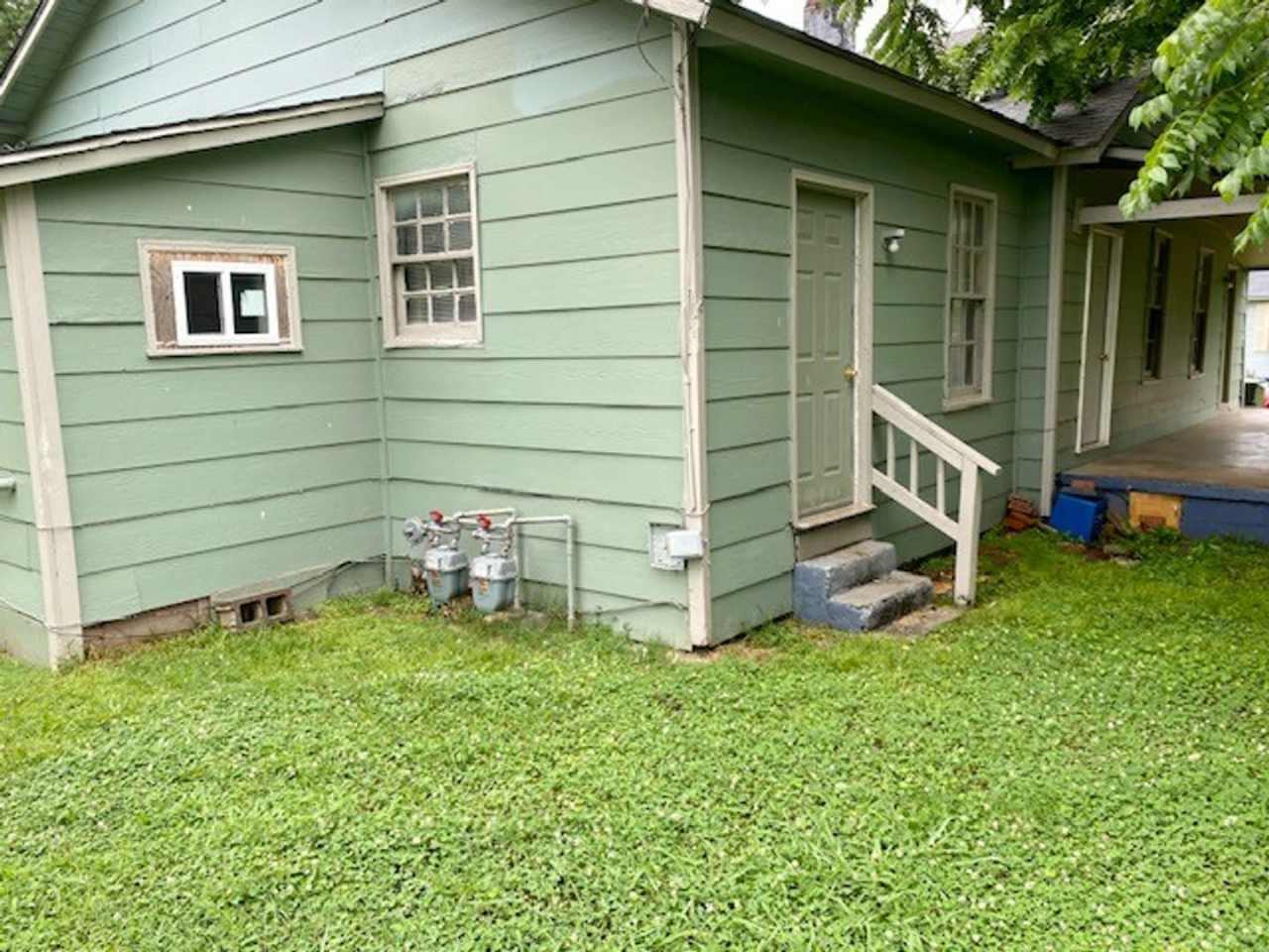 ONE BEDROOM/ONE BATH- GREAT LOCATION!!