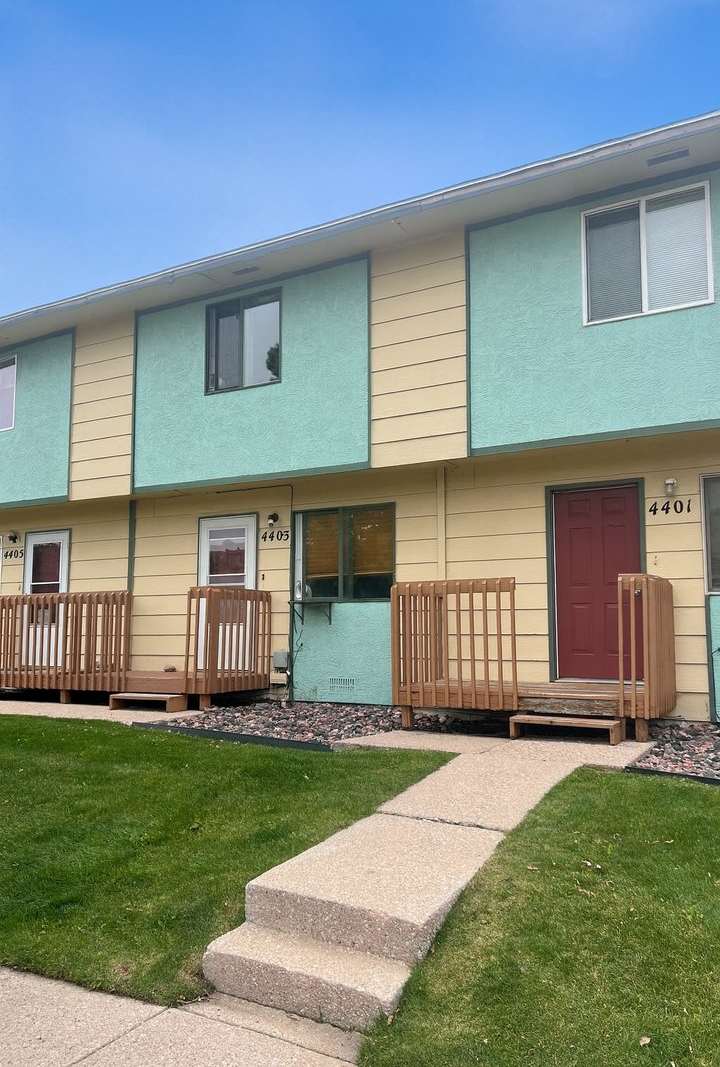 Charming 2 Bedroom Townhouse Close to Everything!