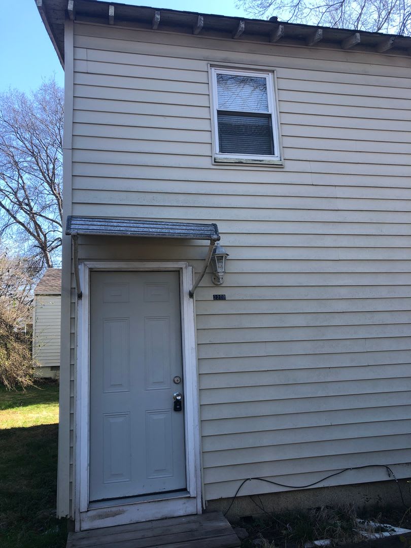 1 Bed/1 Bath Upstairs Apartment located walking distance to Downtown Gallatin.