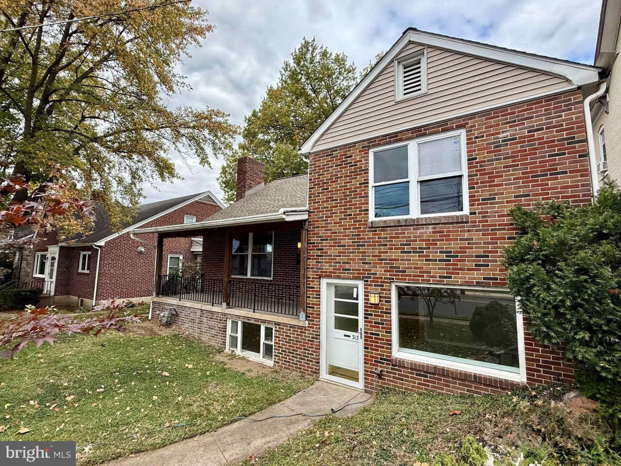 313 W LANCASTER Avenue