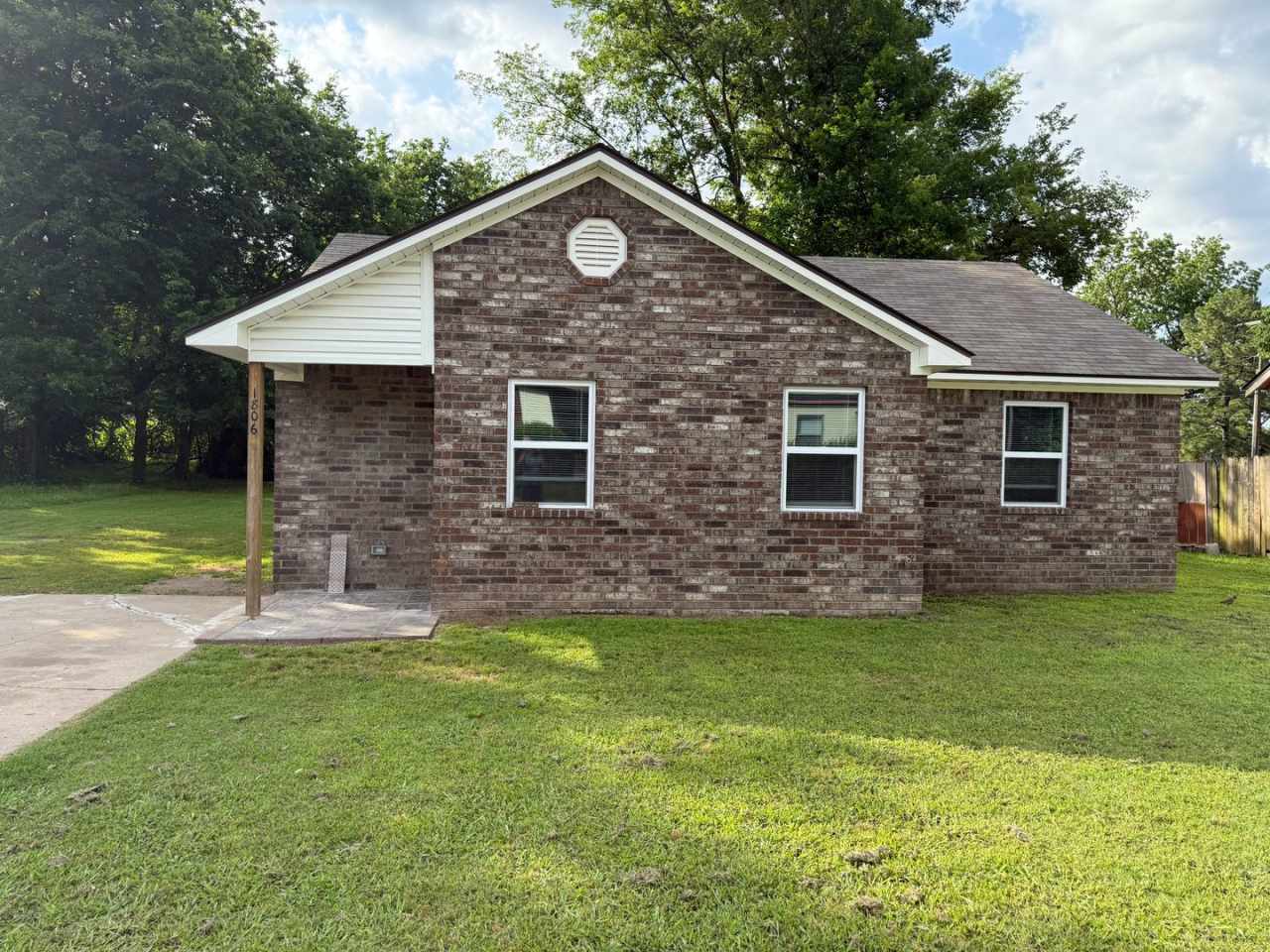 3 Bed 1 Bath House. Yard Care Included.