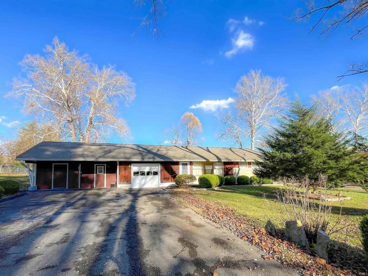 Available Immediately / 3 bed 1 bath unit