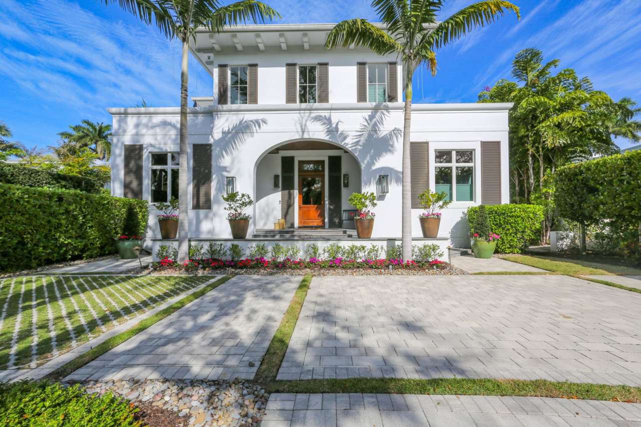 LOOKING FOR LUXURY LIVING WHILE BUILDING YOUR DREAM HOME OR SIMIPLY A SUMMER VACATION? 5 BEDROOM PRIVATE POOL HOME.