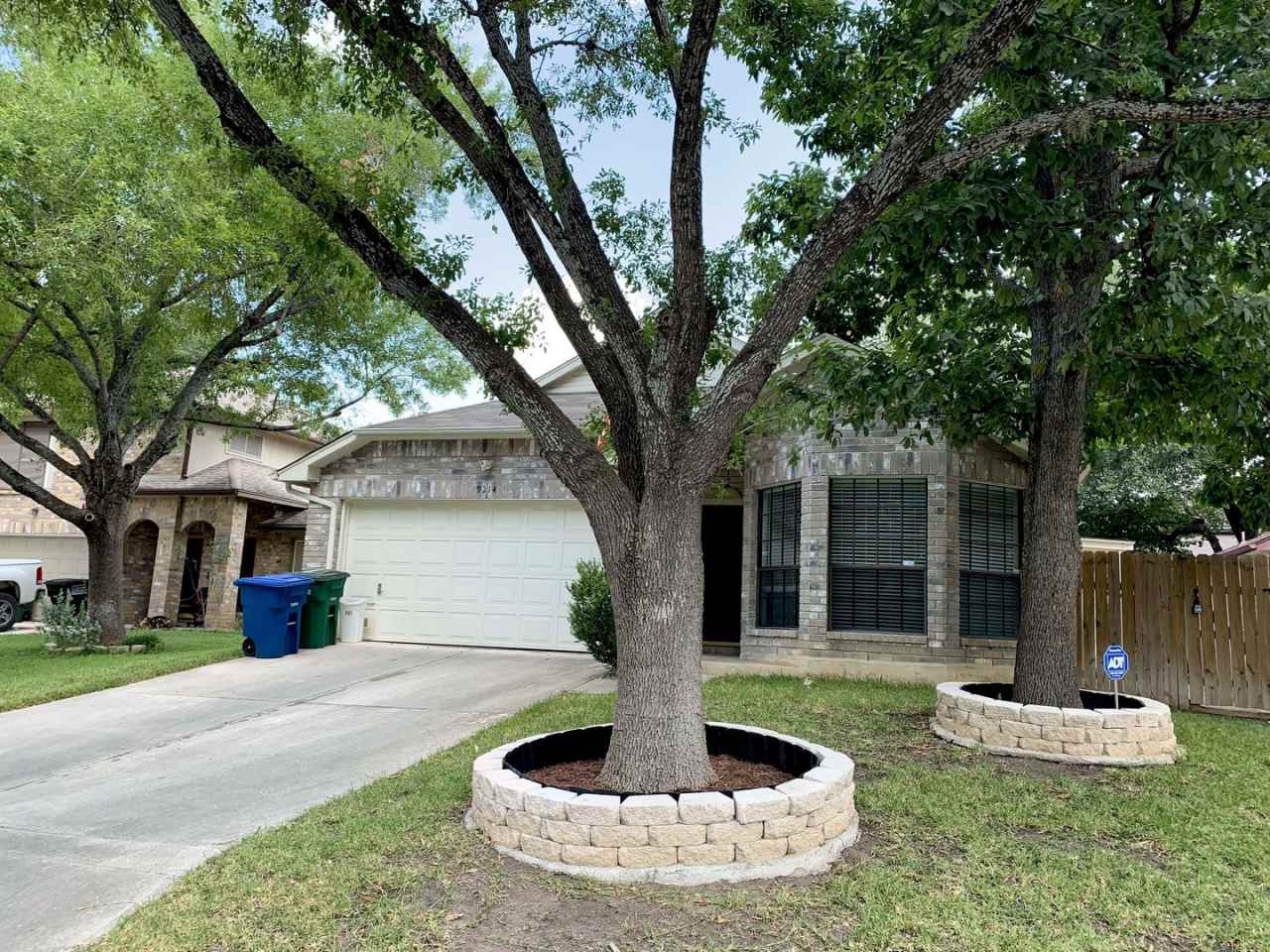 Ready for Move In! A wonderful all brick 1 Story 3 Bedroom 2 Bath in Lincoln Park - West SA