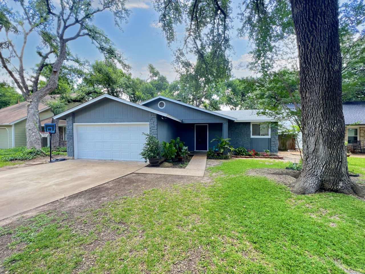 Comfortable 3 Bed, 2 Bath Home with Natural Light Throughout