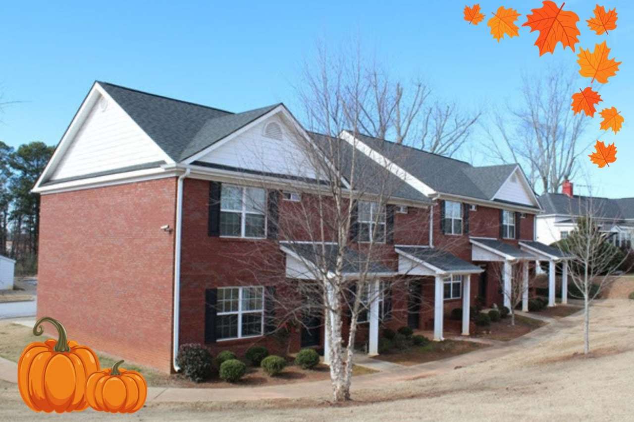 Welcome to the allure of this adorable 2 bedroom / 2.5 bath townhome located in the charming city of Newnan, GA.