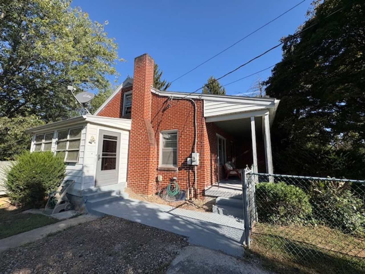 Brick Rancher with large yard near State Line