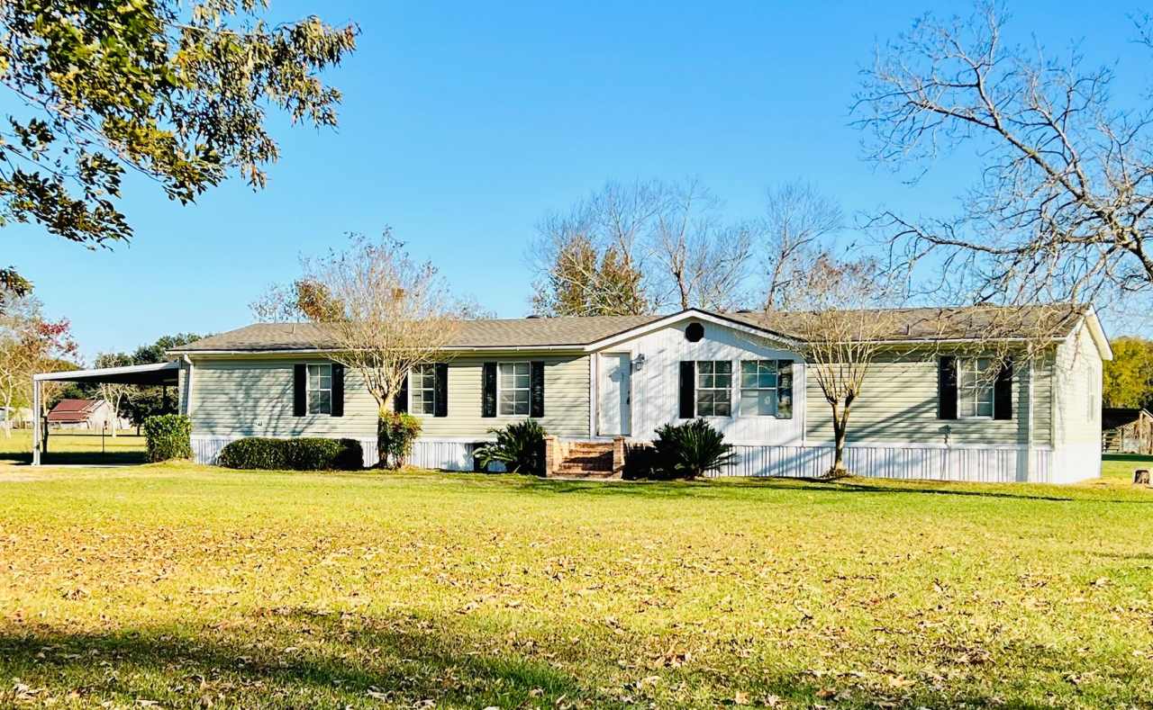 Large 4 Bedroom Home on 3 Acres in Carencro