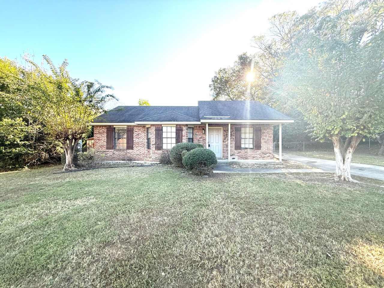 ** 3 bed 2 bath located in Millbrook ** Call the self-showing number to schedule a tour 334-366-9198