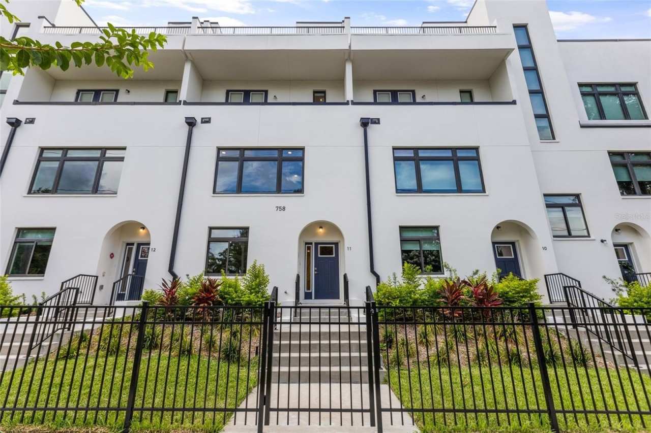 218 PARK LAKE STREET AVENUE