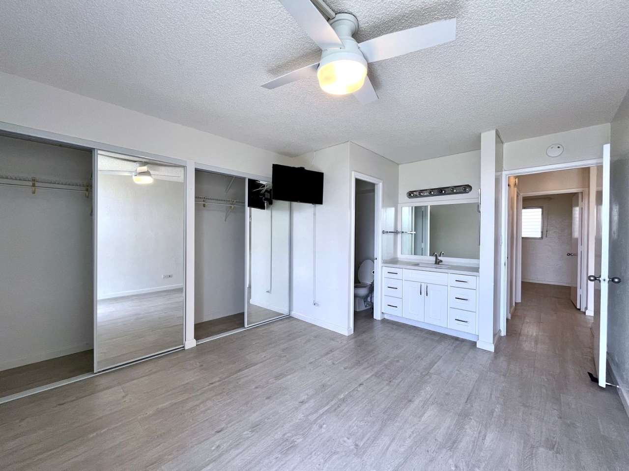 Stylish 2 Bed / 2 Bath Condo in Colonnade on the Greens – Gated Community