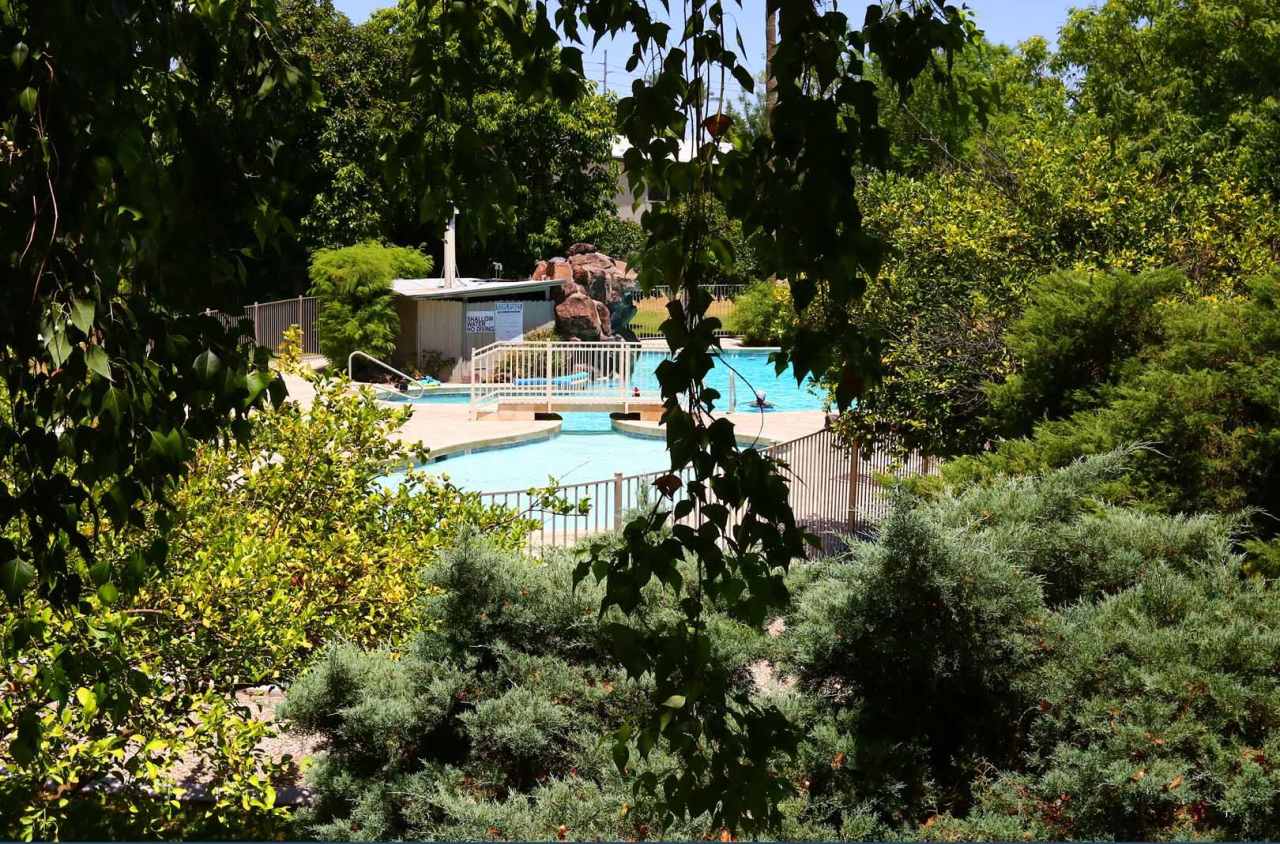 Wonderful, 2nd floor Condo Centrally Located in Phoenix. Available November 1st!!! Resort like living!!!