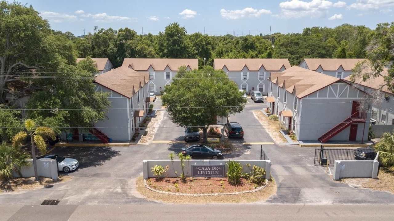 5706 N LINCOLN AVENUE