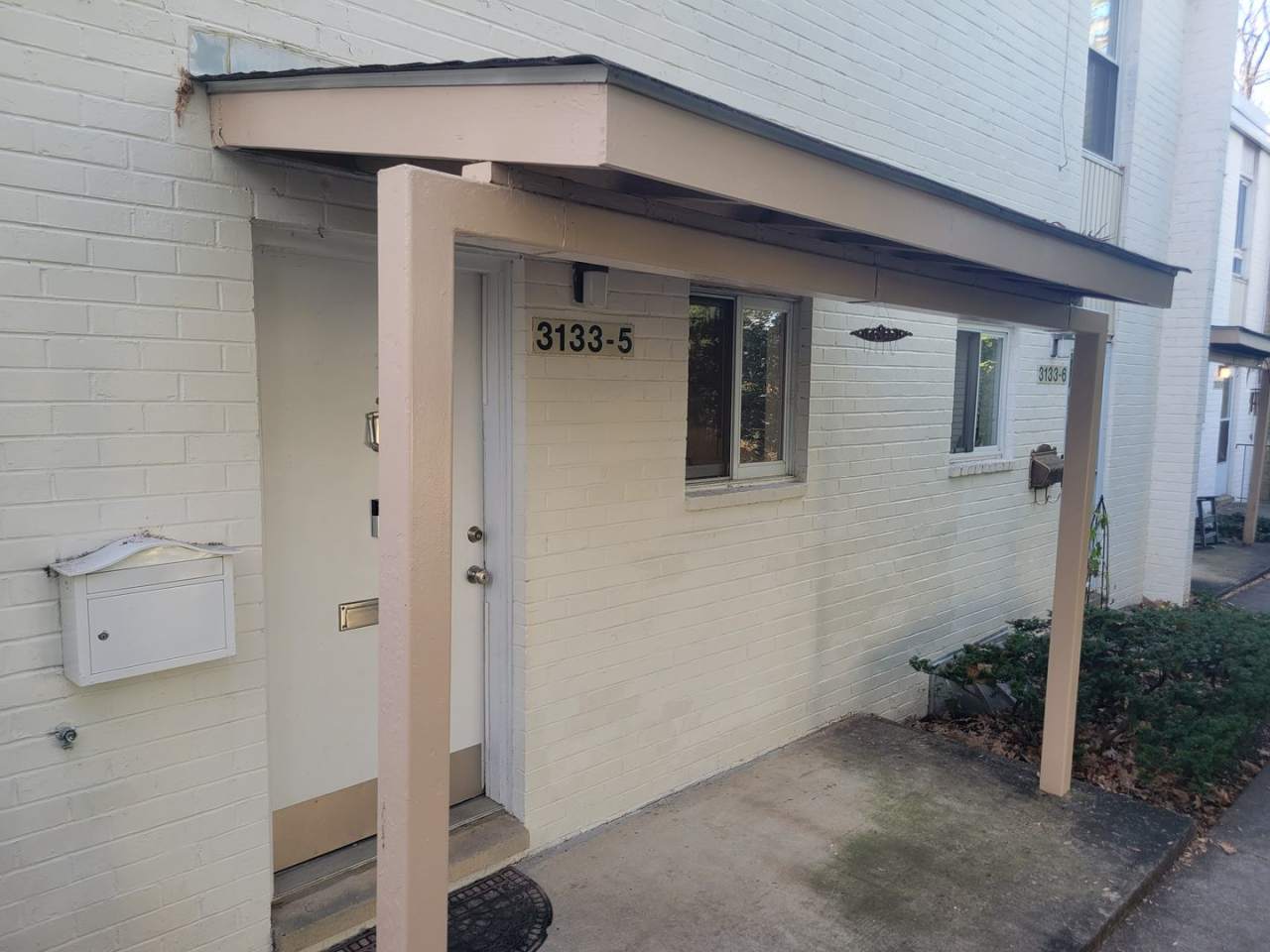 Lovely 2 BR/1.5 BA Condo in Kensington!