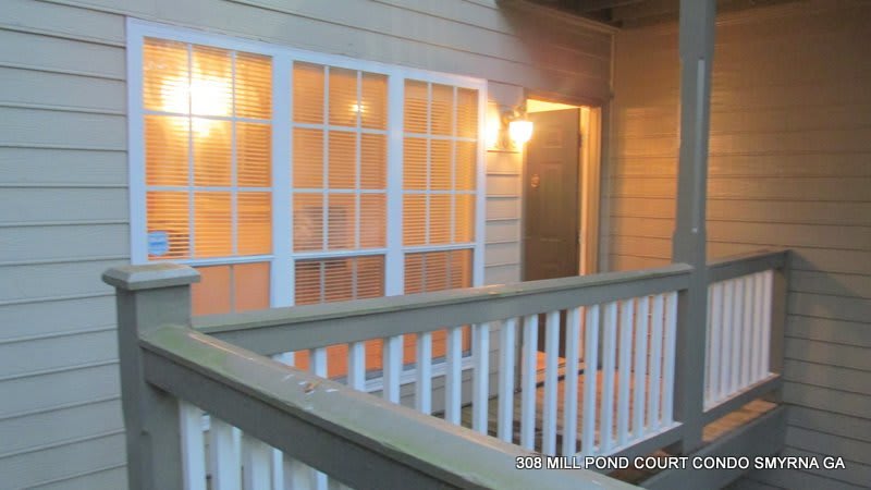 ENJOY THIS BEAUTIFUL CONDO NESTLED IN THE WOODS NEAR A FOUNTAIN WITH FAST/EASY ACCESS TO ATLANTA CITY LIFE, DOWNTOWN AND THE AIRPORT!