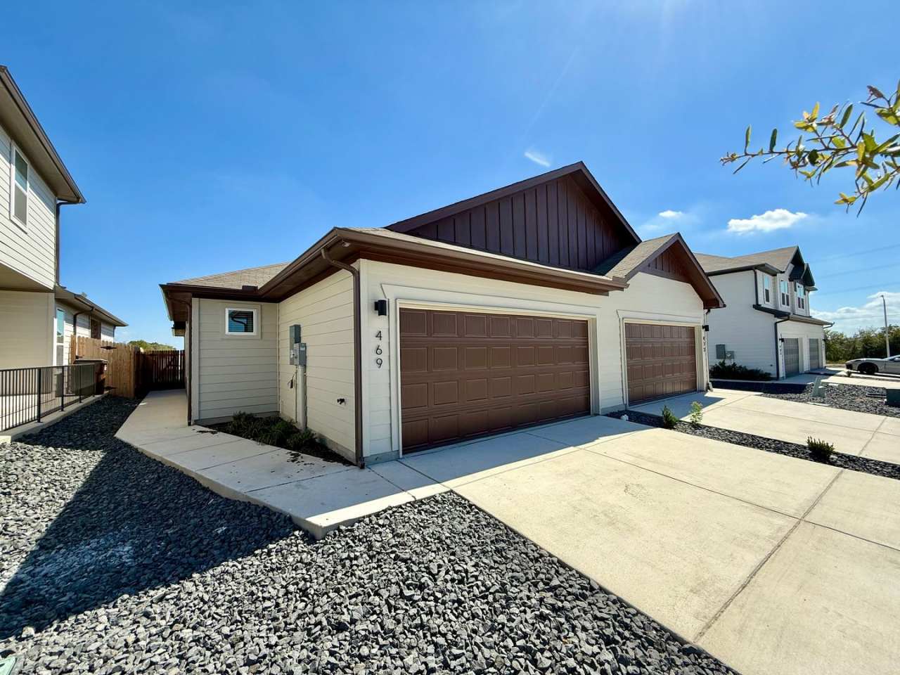 Want luxury living in the Far West ...Look no further...Amanda Park is it!