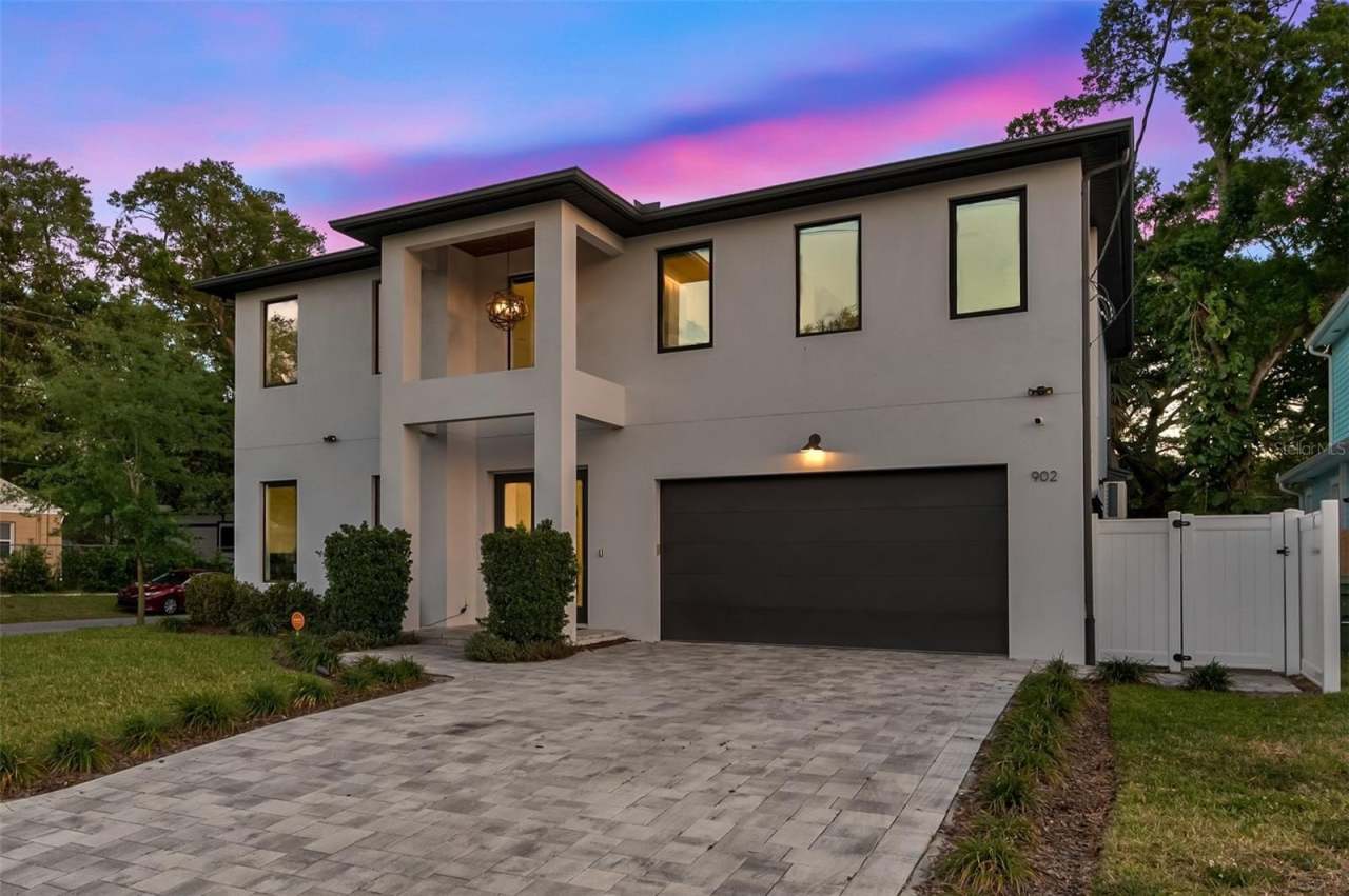 902 W PLYMOUTH STREET