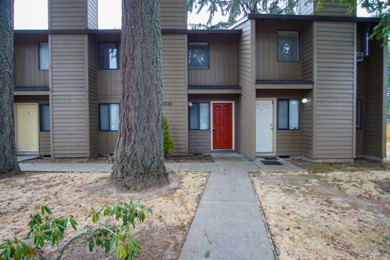 Tidy Townhouse in Tigard! Garage, Fireplace, W/D, D/W + Patio!
