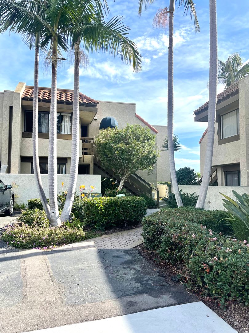 Del Mar Heights 1 br condo