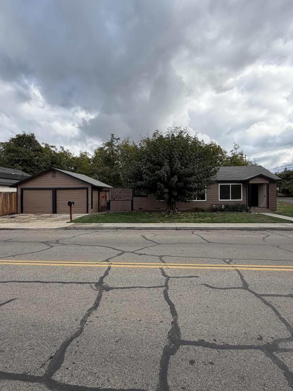 910 E Tulare Ave Visalia, CA 93292