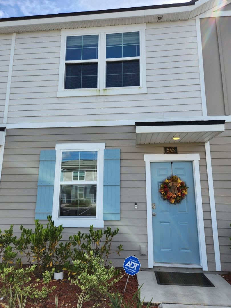 Charming 2BR Townhome in Orange Park
