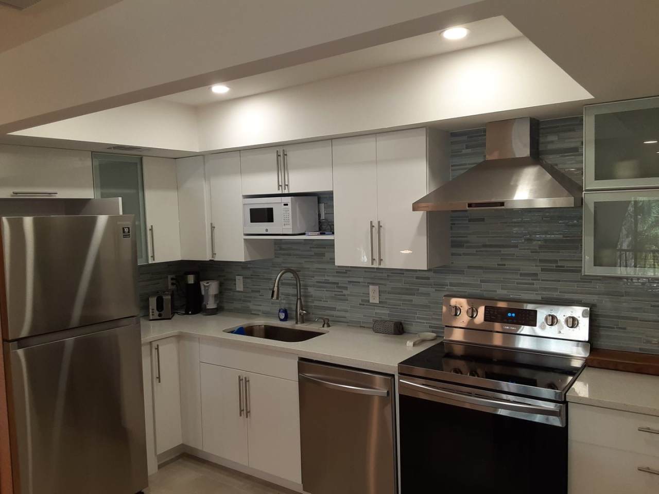 Seasonal-Beautifully renovated top floor 2/2 condo downtown Sarasota.