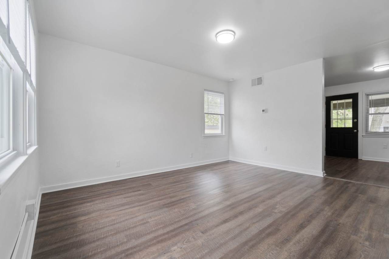 AVAILABLE NOW: 2 Bedroom Townhouse!!