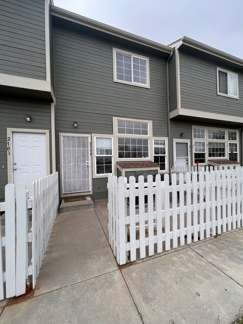 Gorgeous 2 bed/2.5 bath townhome in Welby Glen