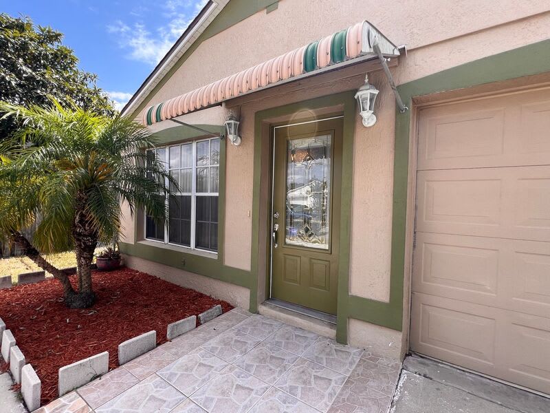 1114 Shoshanna Dr