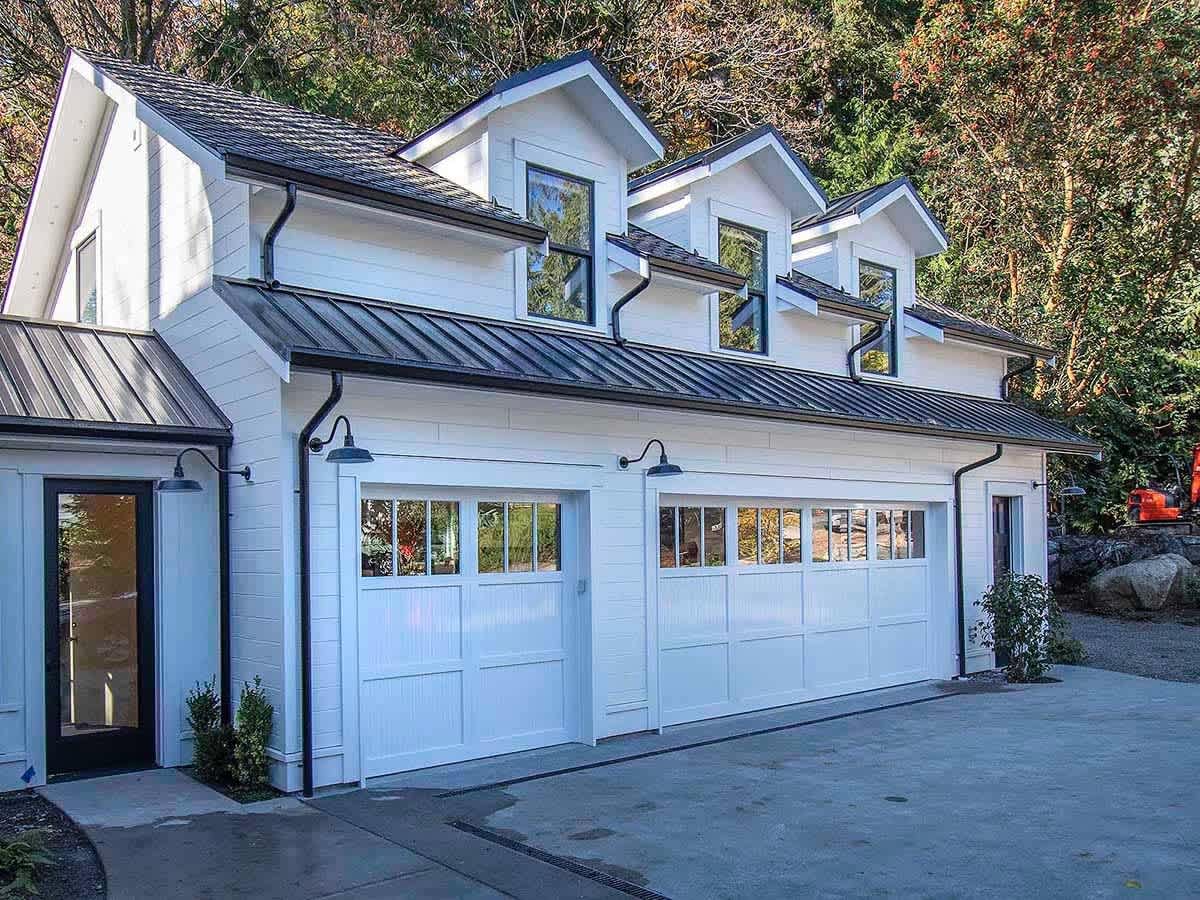 Expansive Loft-Style Carriage House in Private Haller Lake Estate
