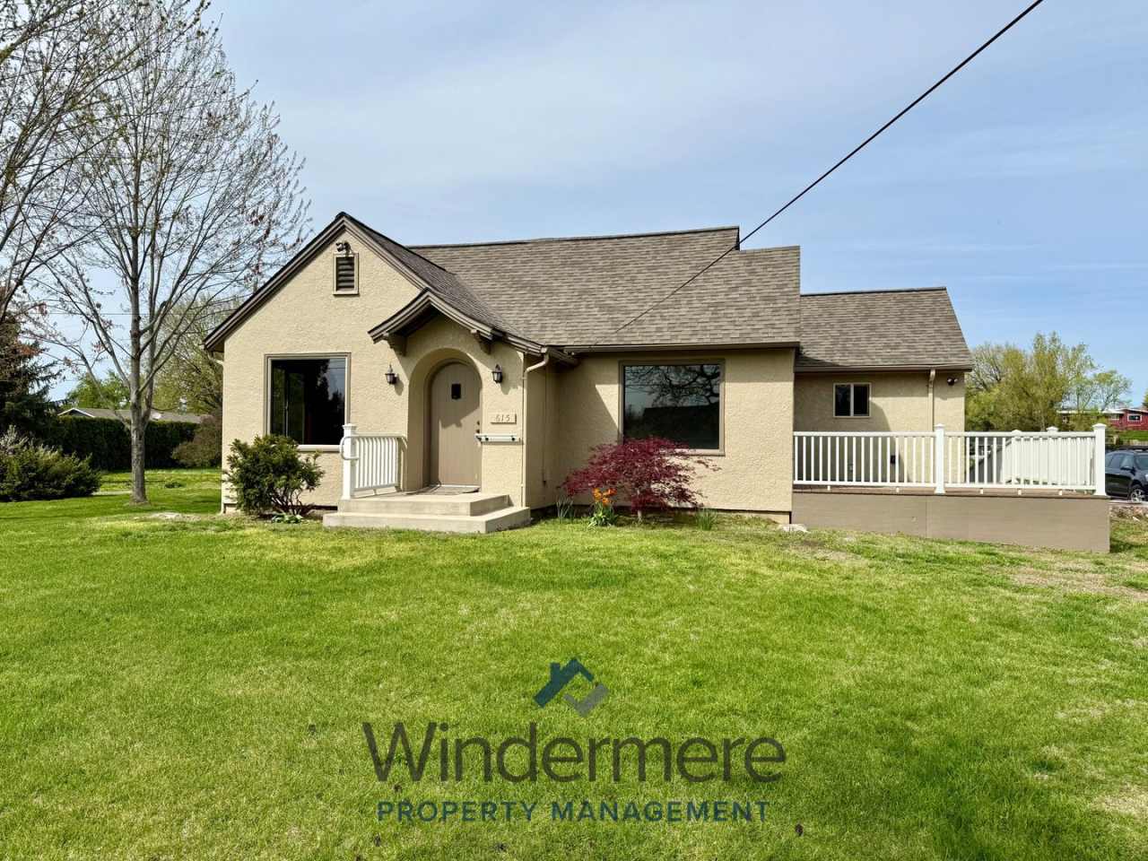 615 SE 8th College Place *3 Car Garage*