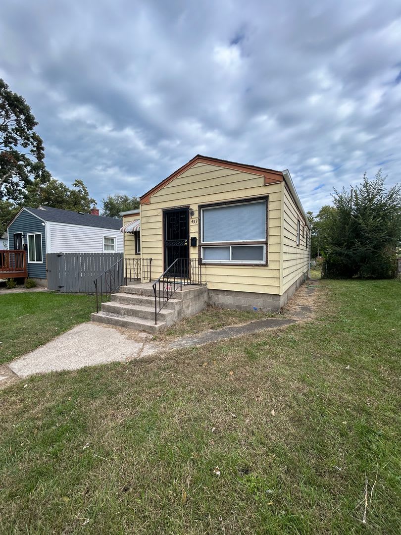 COZY HOME LOCATED CLOSE TO EVERYTHING!